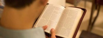 jovem-lendo-biblia-jordania-b